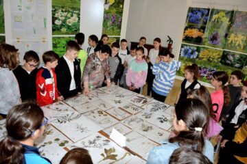 Zeci de elevi de la Școala Gimnazială „Bogdan Vodă” din Rădăuți, prezenți la vernisajul expoziției „Potir vindecător”