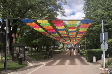 Aleea umbreluțelor colorate din Rădăuți