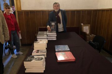 Dramaturgul rădăuțean Matei Vișniec a lansat cartea „Un secol de ceață”