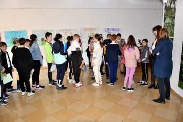 Zeci de elevi de la Școala Gimnazială „Bogdan Vodă” din Rădăuți, prezenți la vernisajul expoziției „Potir vindecător”