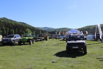 În jur de 70 de echipaje din toată țara s-au înscris ieri la startul Off Road Max Bucovina, cea de-a doua etapă a Campionatului Național de Off Road