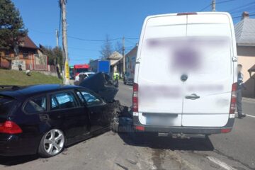 Impact între un BMW și un microbuz marca Mercedes, la intrarea în Câmpulung Moldovenesc