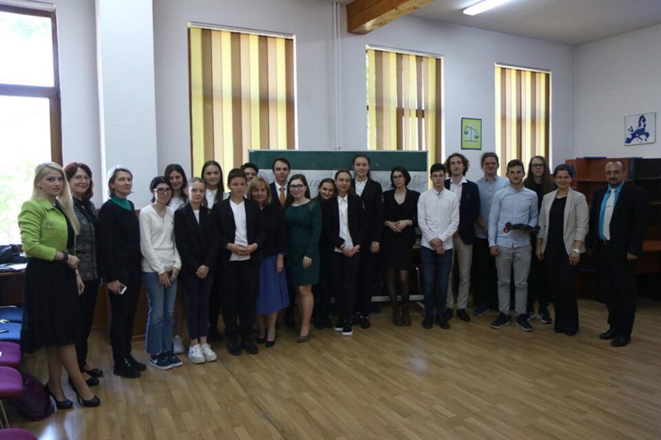 Peste 70 de elevi, profesori, studenți au participat la Sesiunea de Comunicări Științifice „Punte între generații” Peste 70 de elevi, profesori, studenți au participat la Sesiunea de Comunicări Științifice „Punte între generații”