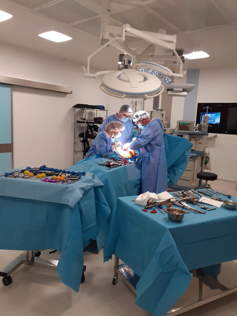 Reconstrucția bazinului prin transplant de țesut osos și protezare de șold, realizată de o echipă de ortopezi de la Spitalul din Suceava
