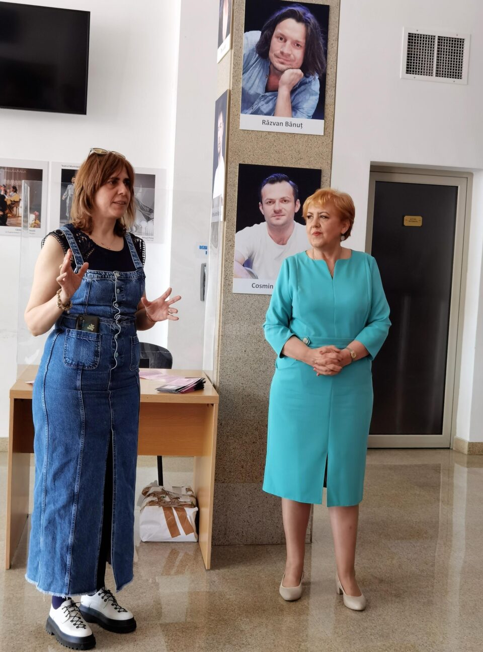 Amedeia Vițega și Angela Zarojanu, la inaugurarea expoziției foto