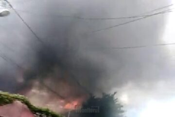 Incendiu puternic, extins la două locuințe și anexe, la Fălticeni