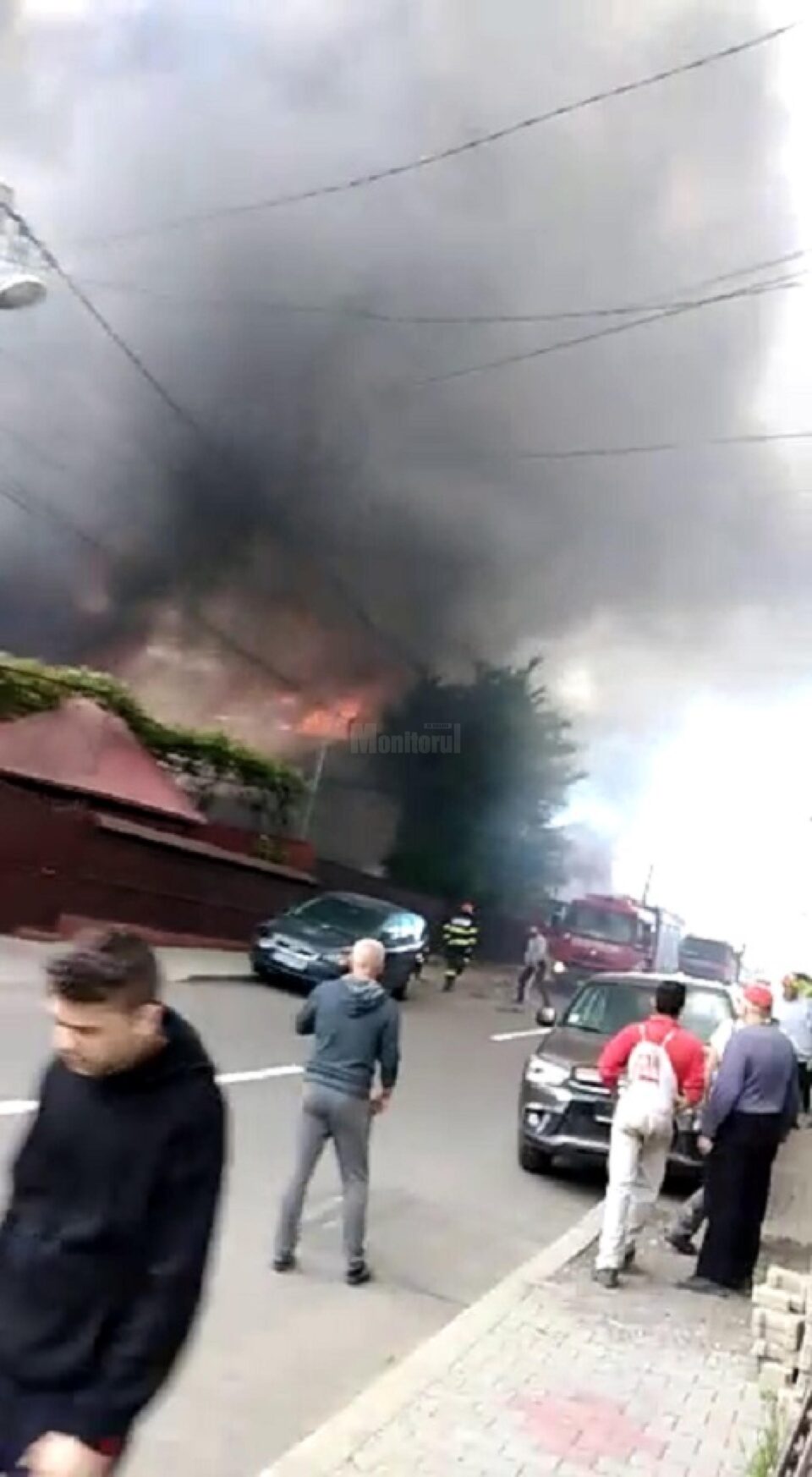 Incendiu puternic, extins la două locuințe și anexe, la Fălticeni