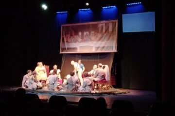 Sală plină și îndelungi aplauze la final, după spectacolul „Revizorul”, în interpretarea actorilor Teatrului „Satiricus I. L. Caragiale” din Chișinău