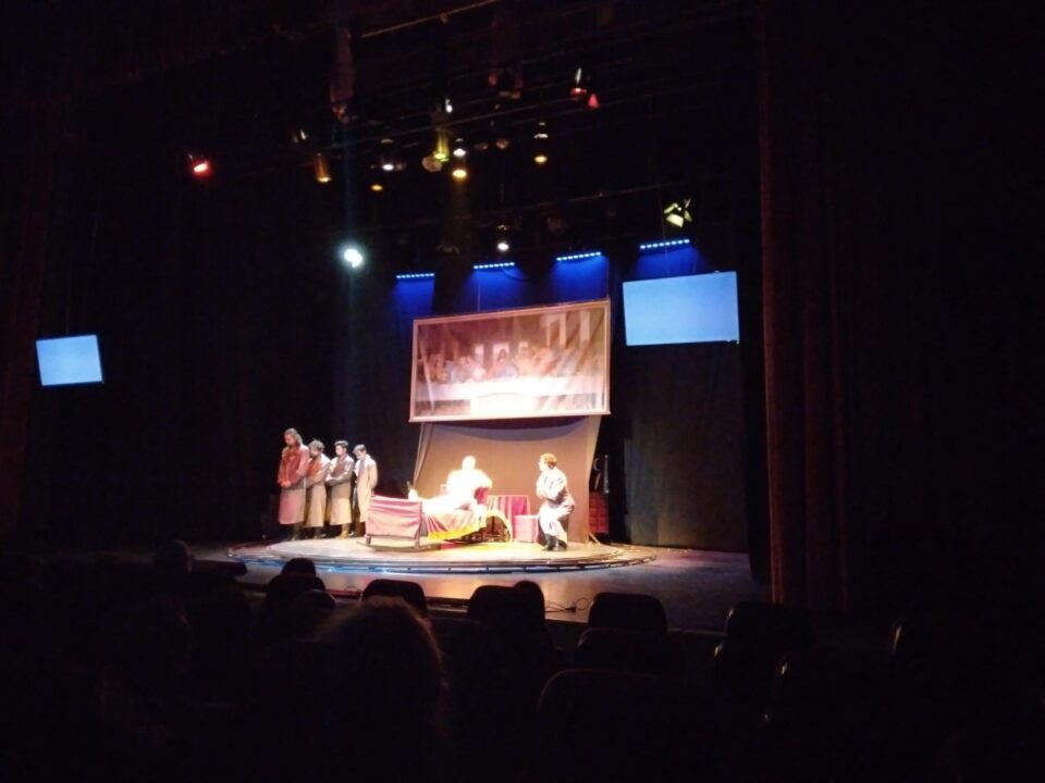Sală plină și îndelungi aplauze la final, după spectacolul „Revizorul”, în interpretarea actorilor Teatrului „Satiricus I. L. Caragiale” din Chișinău