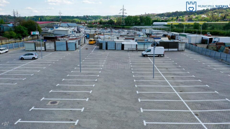 Parcarea din incinta Complexului Comercial Bazar a fost modernizată, pietrișul fiind înlocuit cu pavaj