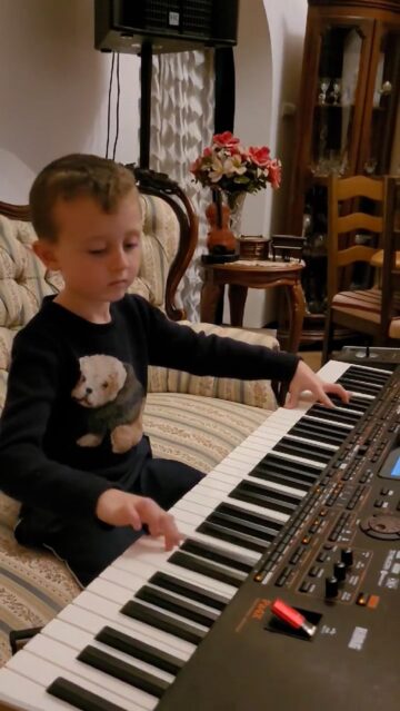Ioan, un copil de 7 ani din Marginea, are o însușire rară: „auz absolut”. El cântă la pian, orgă, acordeon și vocal