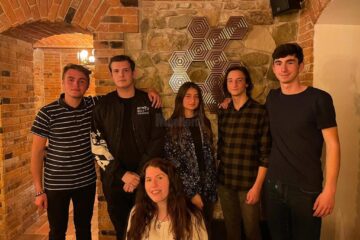 Echipa a fost mentorată și pregătită de Andreea Anastasiu, elevă în clasa a XII-a la Colegiul „Alexandru cel Bun” din Gura Humorului