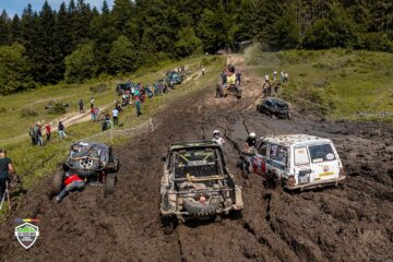Mii de spectatori, mașini spectaculoase și adrenalină, muzică, transmisii live și show de lumini, la Off Road Max Bucovina