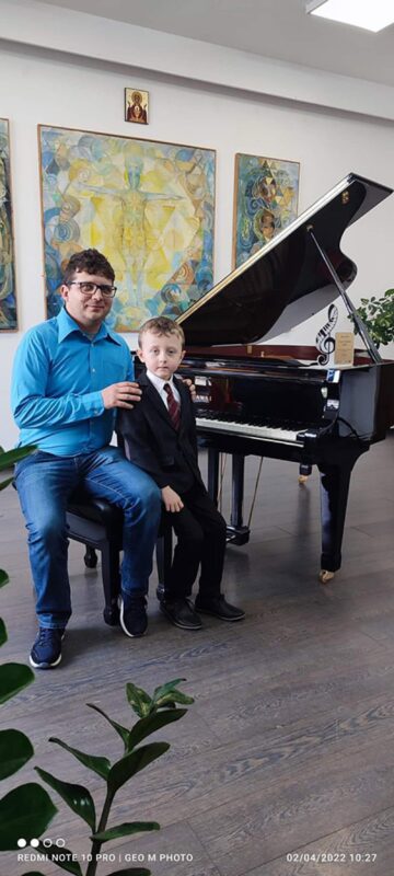 Ioan împreună cu profesorul său, George Toderică Mucea