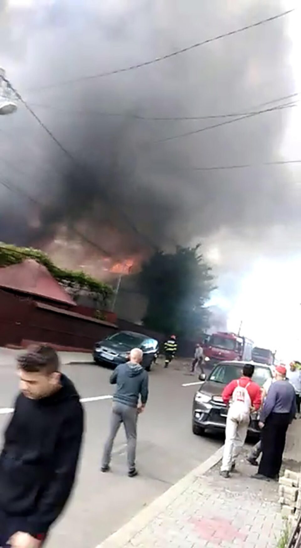 Incendiu puternic, extins la două locuințe și anexe, la Fălticeni