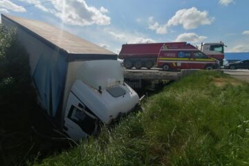 Șofer rănit după ce tirul pe care îl conducea a ajuns într-un canal