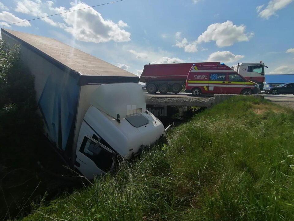 Șofer rănit după ce tirul pe care îl conducea a ajuns într-un canal