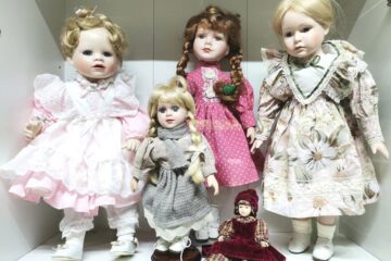 Expoziție temporară de păpuși din porțelan, deschisă la Muzeul Oului Vama-Bucovina