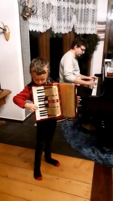 Ioan, un copil de 7 ani din Marginea, are o însușire rară: „auz absolut”. El cântă la pian, orgă, acordeon și vocal