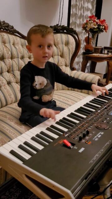 Ioan, un copil de 7 ani din Marginea, are o însușire rară: „auz absolut”. El cântă la pian, orgă, acordeon și vocal