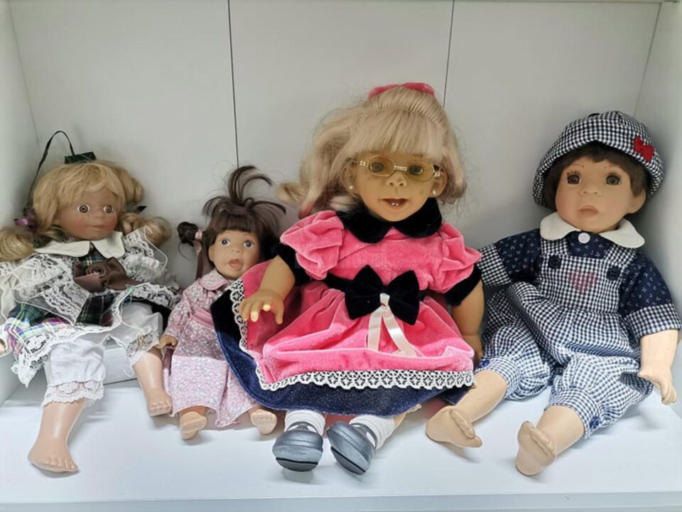 Expoziție temporară de păpuși din porțelan, deschisă la Muzeul Oului Vama-Bucovina