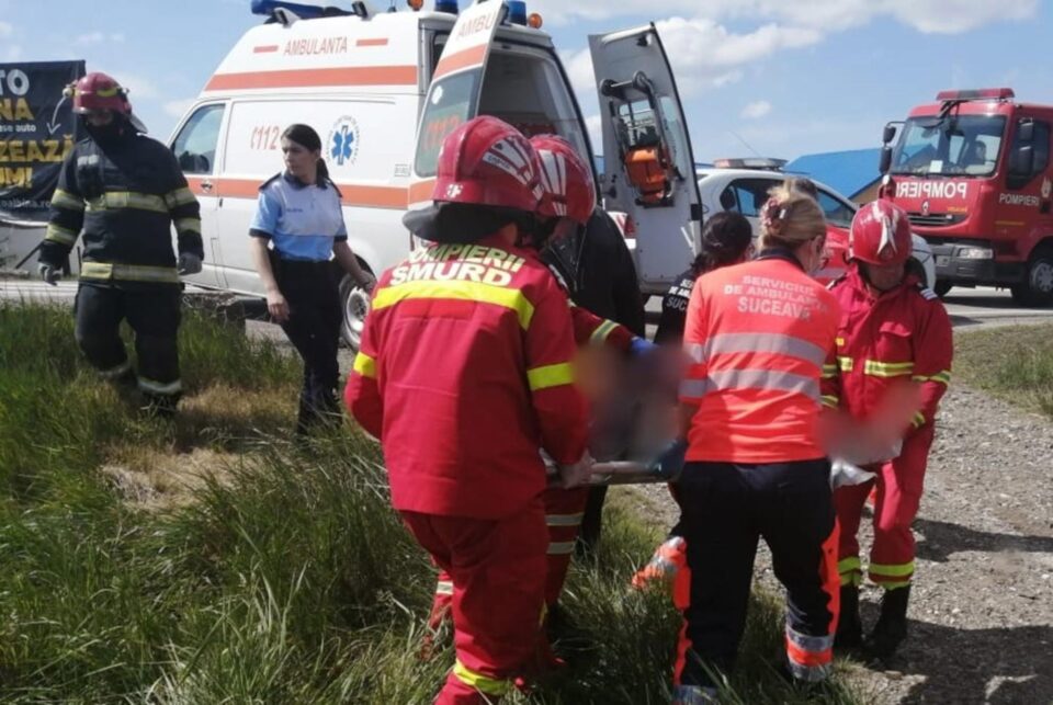 Șofer rănit după ce tirul pe care îl conducea a ajuns într-un canal