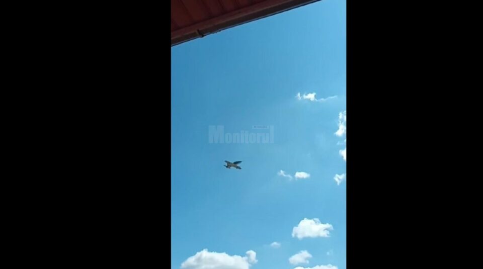 Un avion militar a survolat Suceava în cadrul unei campanii de promovare a carierei militare
