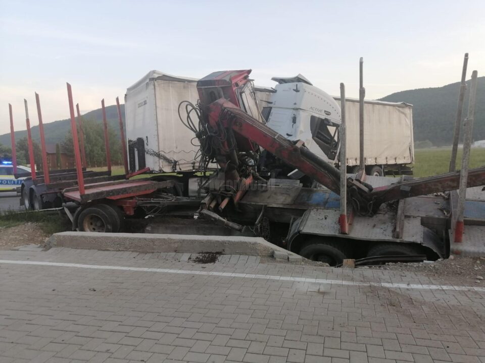 Coliziune violentă între două tiruri, la intrarea în Gura Humorului