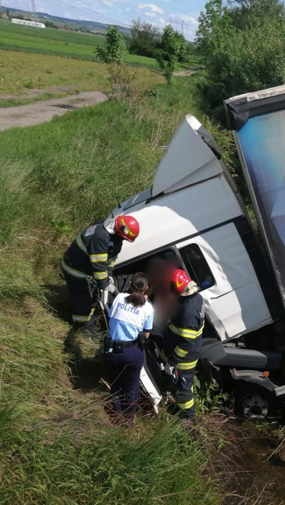 Șofer rănit după ce tirul pe care îl conducea a ajuns într-un canal