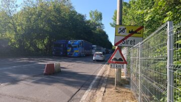Cozi pe două rânduri la coborârea în Siret, dinspre Suceava