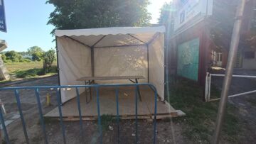 Bate vântul prin corturile pentru refugiați din Vama Siret, dar cozile de tiruri sunt uriașe