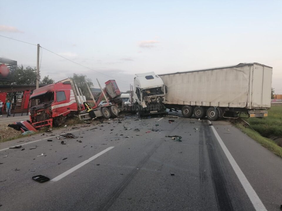 Coliziune violentă între două tiruri, la intrarea în Gura Humorului