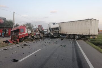 Coliziune violentă între două tiruri, la intrarea în Gura Humorului