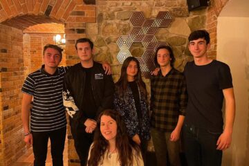 Echipa a fost mentorată și pregătită de Andreea Anastasiu, elevă în clasa a XII-a la Colegiul „Alexandru cel Bun” din Gura Humorului