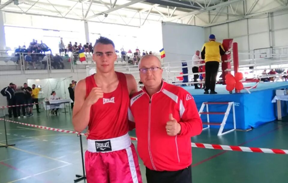 Pugilistul fălticenean Răzvan Ciobanu alături de antrenorul Vasile Nistor