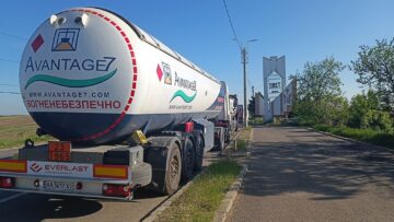 Bate vântul prin corturile pentru refugiați din Vama Siret, dar cozile de tiruri sunt uriașe