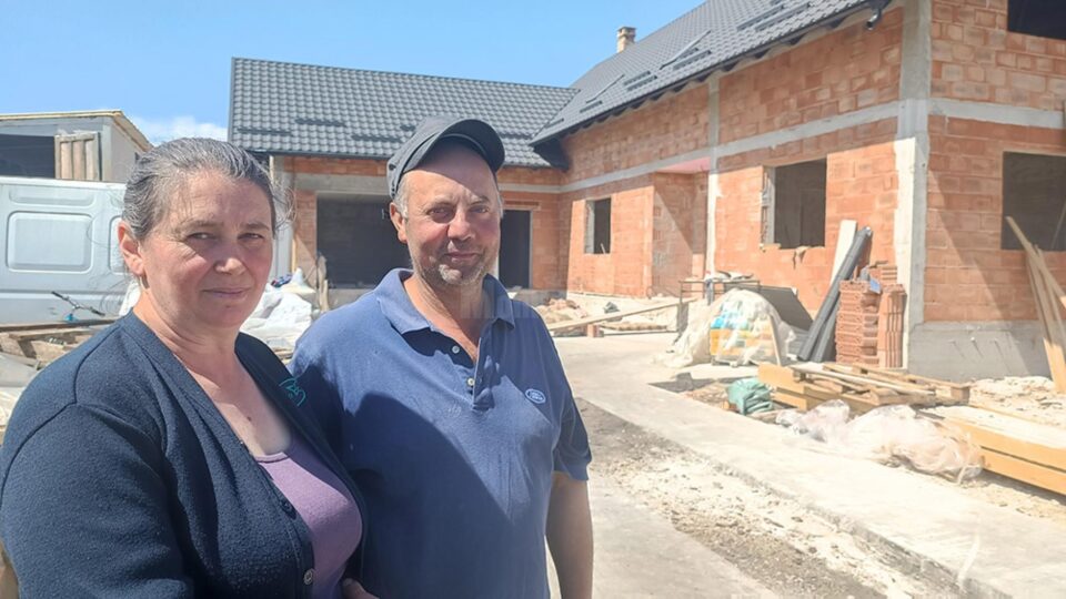Aurica și Ionel Coțofrea, în fața casei care este ridicată cu ajutorul voluntarilor
