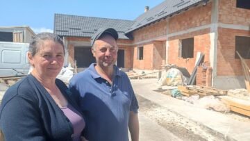 Aurica și Ionel Coțofrea, în fața casei care este ridicată cu ajutorul voluntarilor