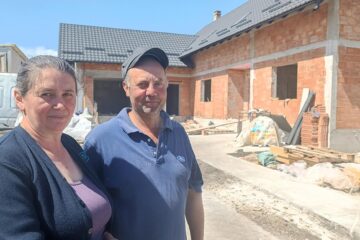 Aurica și Ionel Coțofrea, în fața casei care este ridicată cu ajutorul voluntarilor