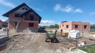 Reconstrucția celor două case distruse de incendiu este în plină derulare