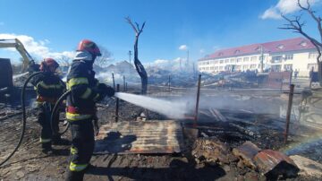 Pentru stingerea incendiului au lucrat pompieri militari și civili cu nu mai puțin de zece autospeciale
