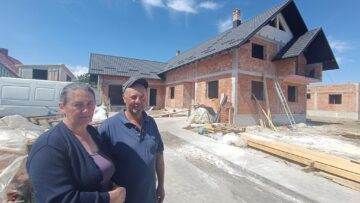 Două case mistuite de flăcări la Marginea acum câteva săptămâni au fost reconstruite parțial