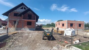 Două case mistuite de flăcări la Marginea acum câteva săptămâni au fost reconstruite parțial