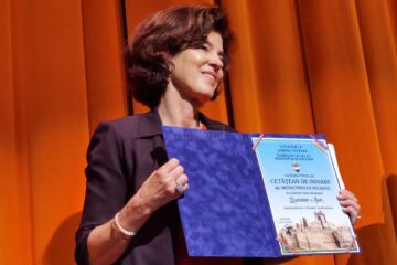 Excelența Sa, Laurence Auer, Ambasadorul Franței în România, cu diploma de „Cetățean de onoare al Sucevei”
