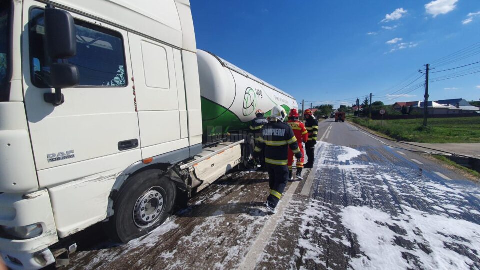 Pericol de explozie după coliziunea dintre o autocisternă și un autoturism