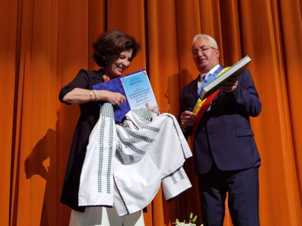 Excelența Sa, Laurence Auer, Ambasadorul Franței în România, a primit de la Ion Lungu diploma de „Cetățean de onoare al Sucevei” și două cadouri