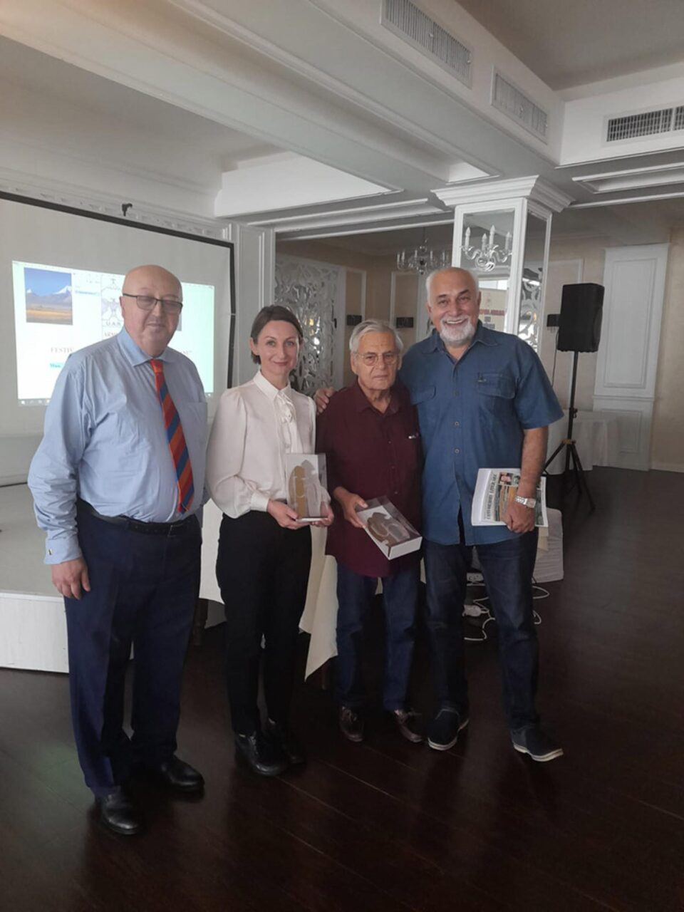 Prof. Maria Epatov de la „Eudoxiu Hurmuzachi” a obținut Premiul pentru critică literară, la Festivalul Național „Garabet Ibrăileanu”