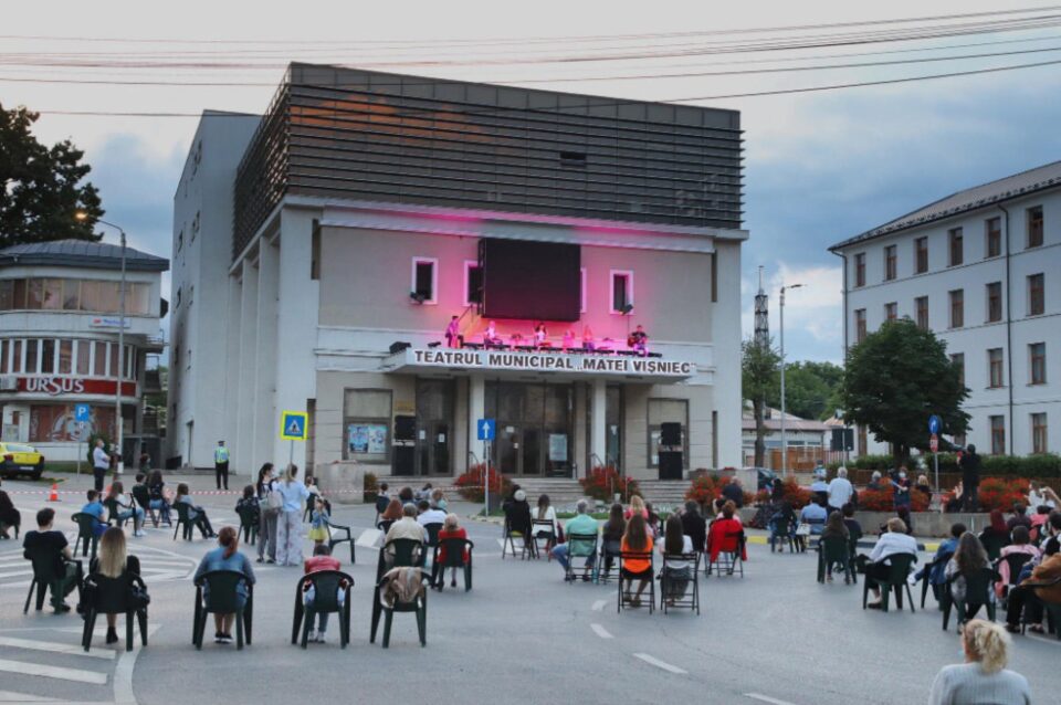 Spectacolul-concert „Pisici pe acoperiș” va avea loc în sensul giratoriu din fața teatrului