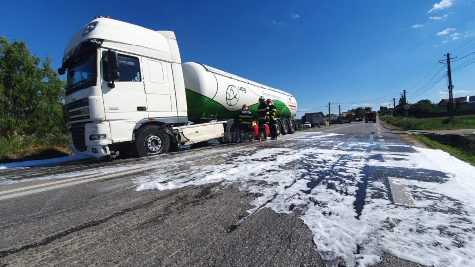 Pericol de explozie după coliziunea dintre o autocisternă și un autoturism