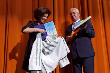 Excelența Sa, Laurence Auer, Ambasadorul Franței în România, a primit de la Ion Lungu diploma de „Cetățean de onoare al Sucevei” și două cadouri